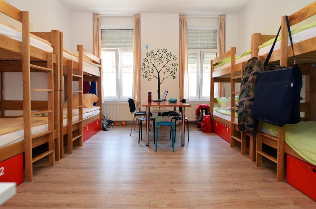 Lit Simple dans Dortoir de 8 Lits